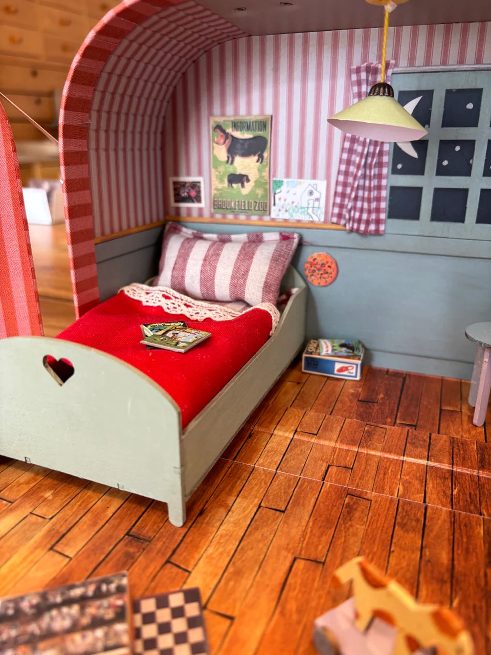 het muizenhuis slaapkamer in valiesje - mouse mansion to go