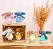 lapin en peluche dandinant avec de la musique