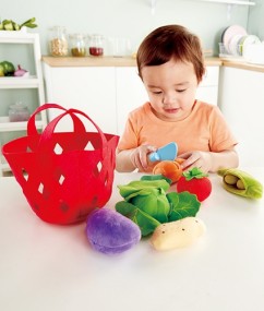 mandje in rood vilt gevuld met groenten - panier en feutre rouge rempli de végetables