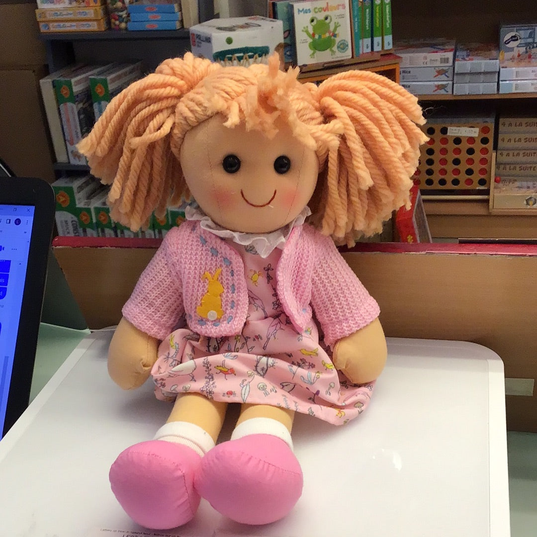 pop in stof Ella M, poupée en tissu Ella M