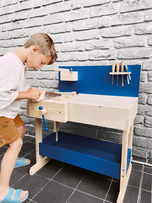 houten werkbank groot blauw met metalen werkgerief.