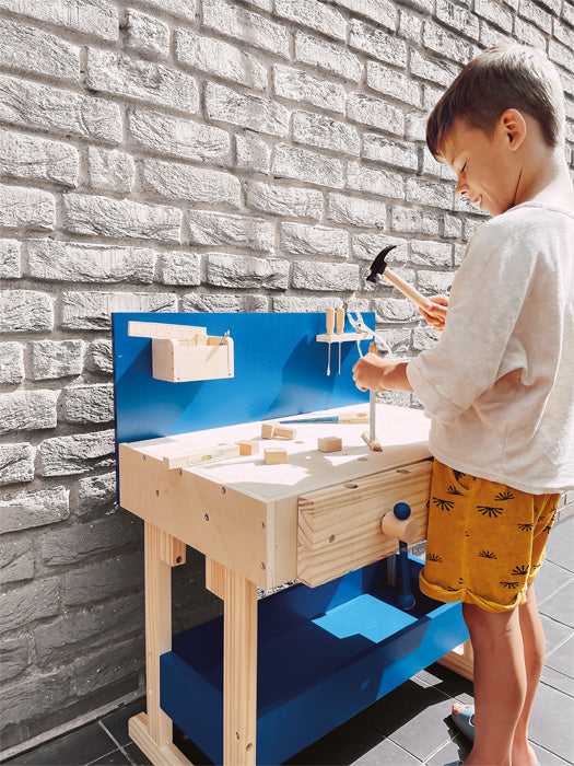 houten werkbank groot blauw met metalen werkgerief.