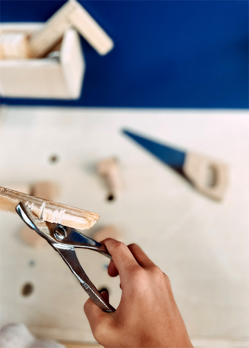 houten werkbank groot blauw met metalen werkgerief.
