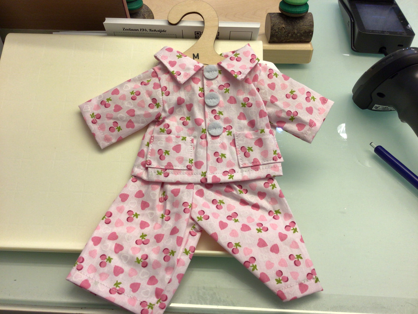 vêtements pour poupée en tissu M pyjama de jour à cœurs roses et cerises