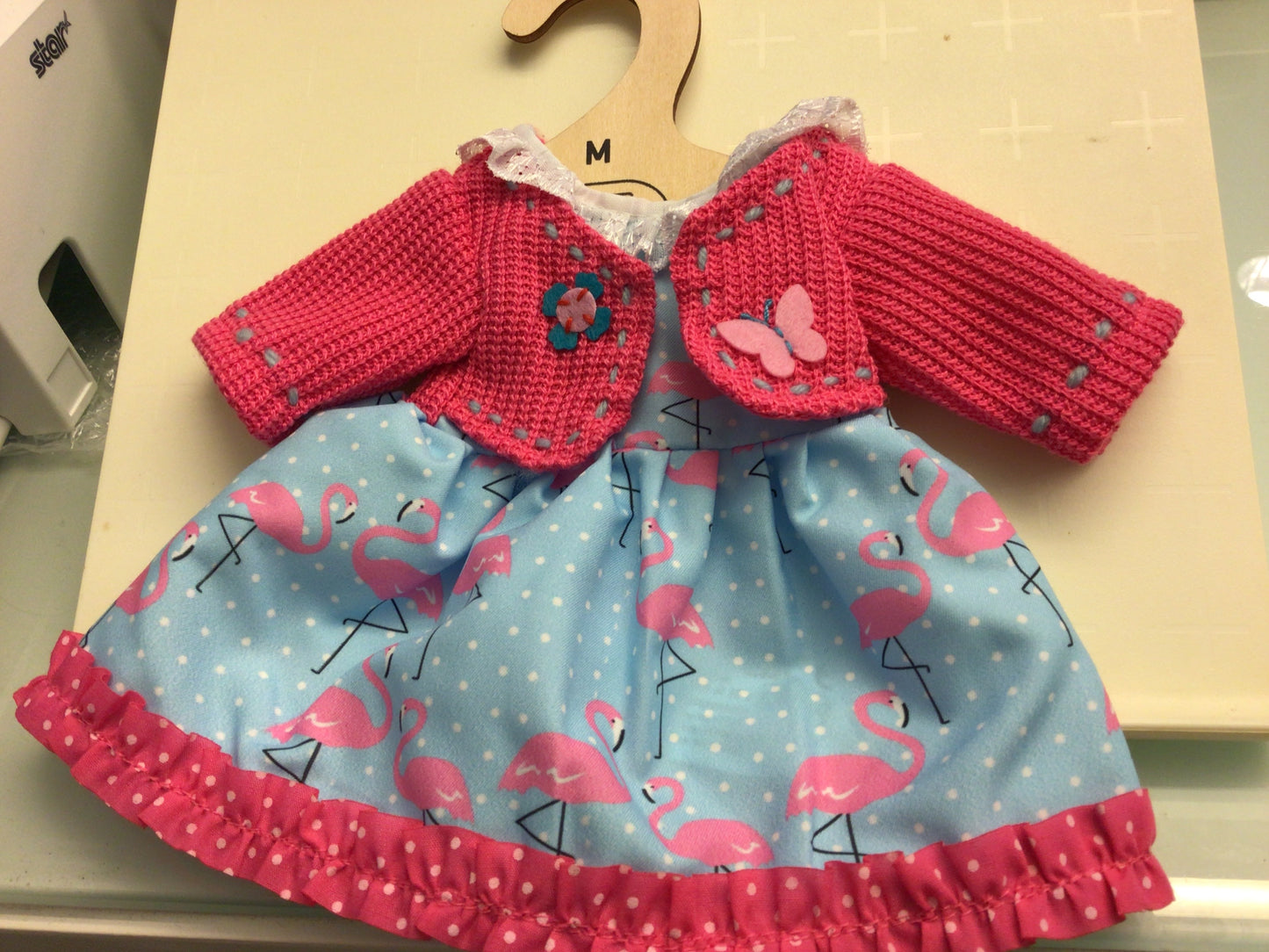 kledij  voor stoffen pop M blauwe jurk met flamingo's en roze cardigan