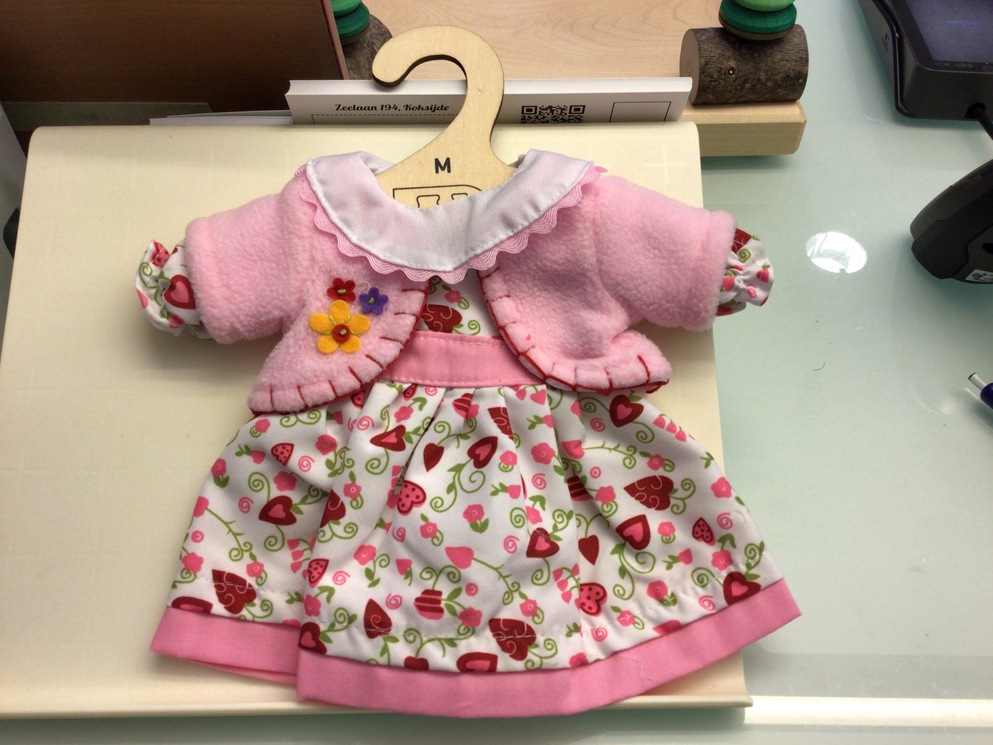 vêtements pour poupée en tissu M robe blanche à cœurs roses, avec cardigan rose clair
