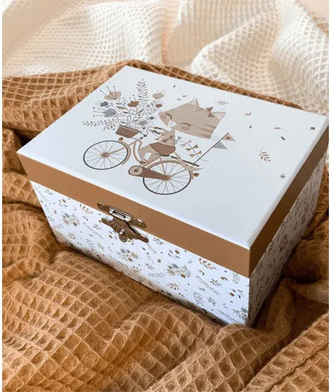 muziekdoos cat in meadow