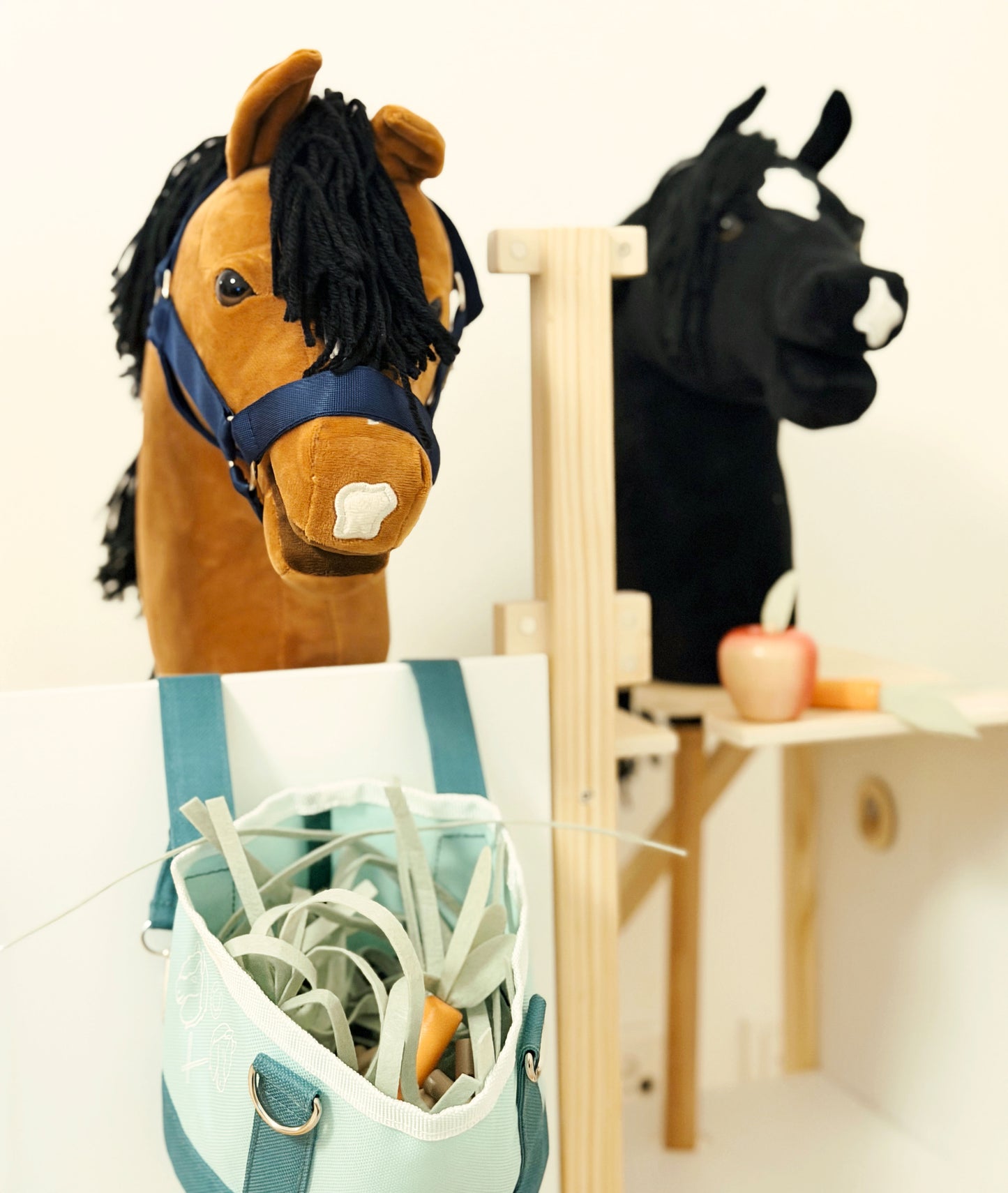une écurie en bois pour 2 chevaux bâtons
