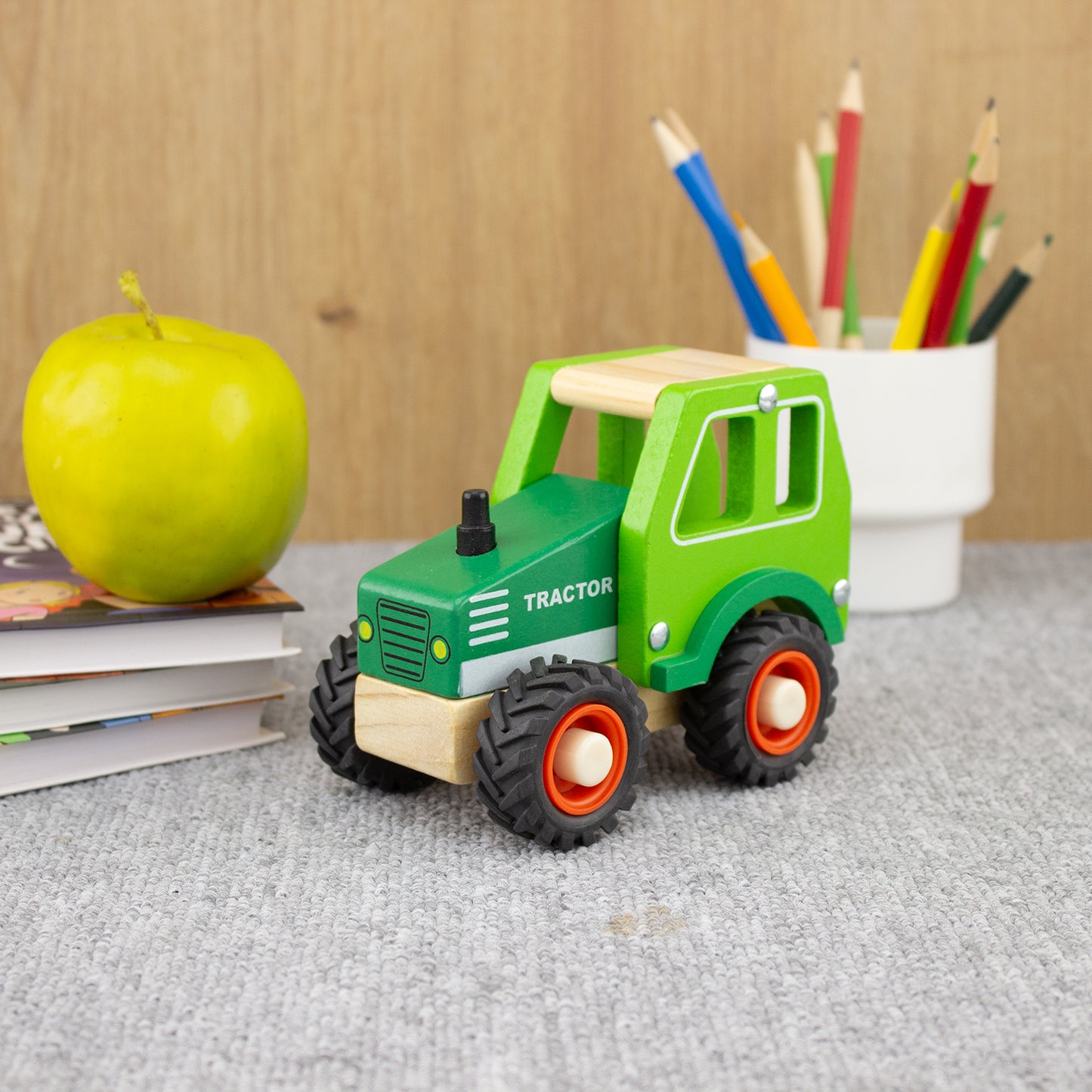 tracteur en bois vert